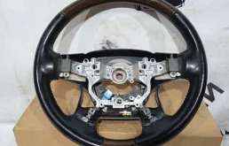 Руль для Toyota Land Cruiser 2021 года на фотографиях