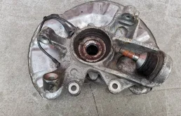 Кулак поворотный правый для Mercedes-Benz M class 2012 года на фотографиях