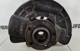 Кулак поворотный правый для Volvo XC90 2005 года на фотографиях