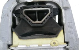 Опора двигателя передняя левая верхняя для Volkswagen Tiguan 2022 года на фотографиях