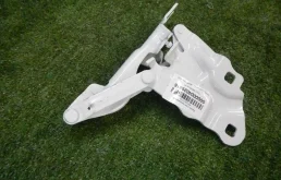 Петля капота правая для BMW X3 2010 года на фотографиях