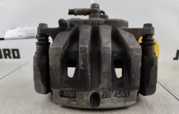 Суппорт передний правый для Lexus RX 2011 года на фотографиях