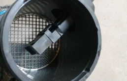 Датчик массового расхода воздуха для Volvo XC90 2004 года на фотографиях