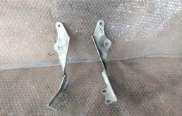 Крепление петли капота для Nissan Teana на фотографиях