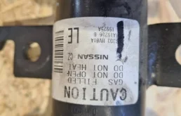 Амортизатор передний левый для Nissan Qashqai 2015 года на фотографиях