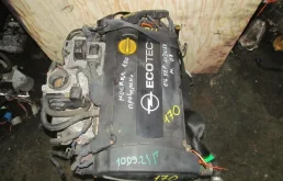 Двигатель без навесного для Opel Astra 2004 года на фотографиях