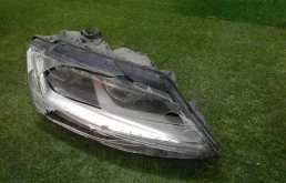 Фара правая для Volkswagen Jetta 2015 года на фотографиях