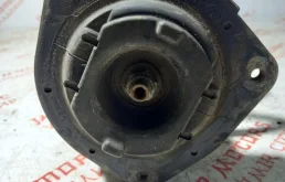 Амортизатор передний левый для Nissan Qashqai 2012 года на фотографиях