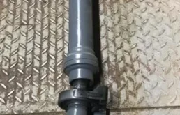 Карданный вал задний для Volkswagen Touareg 2004 года на фотографиях