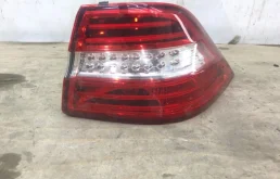 Фонарь внешний правый для Mercedes-Benz M class 2012 года на фотографиях