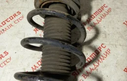 Амортизатор передний левый для Nissan Qashqai 2012 года на фотографиях