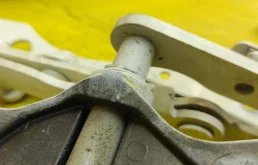 Петля капота левая для Mercedes-Benz S class 2011 года на фотографиях