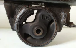 Подрамник двигателя для Nissan X-Trail 2000 года на фотографиях