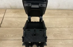 Подлокотник передний для Volkswagen Touareg 2013 года на фотографиях