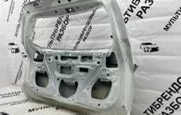 Молдинг крышки багажника для Toyota RAV4 2013 года на фотографиях