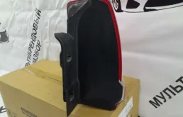 Фонарь правый для Toyota Land Cruiser 2008 года на фотографиях