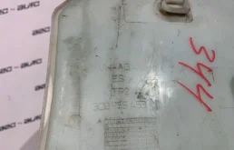 Бачок стеклоомывателя передний для Volkswagen Passat 2009 года на фотографиях