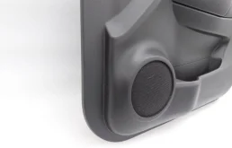 Уплотнитель передней правой двери для Nissan X-Trail 2022 года на фотографиях