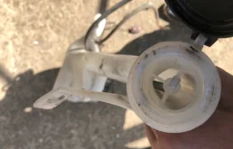 Бачок стеклоомывателя передний для Toyota RAV4 2003 года на фотографиях