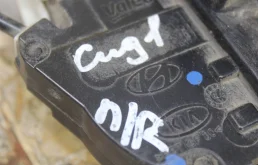 Уплотнитель передней правой двери для Kia Ceed 2012 года на фотографиях