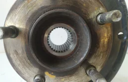 Кулак поворотный левый для Nissan X-Trail 2001 года на фотографиях