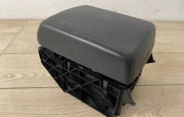 Подлокотник передний для Volkswagen Touareg 2004 года на фотографиях