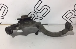 Кулак поворотный правый для Audi A4 2014 года на фотографиях