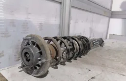 Амортизатор передний левый для BMW 5er 2012 года на фотографиях