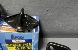 Фиксатор стойки капота для Mercedes-Benz GLK class на фотографиях