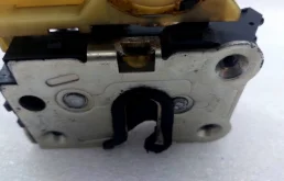 Уплотнитель передней правой двери для Renault Duster 2014 года на фотографиях