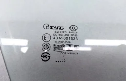 Стекло двери переднее правое для Skoda Octavia 2017 года на фотографиях