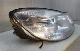 Фара ксенон левая для Skoda Octavia 2004 года на фотографиях