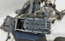 Проводка моторного отсека для Hyundai Solaris 2010 года на фотографиях