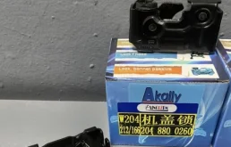 Фиксатор стойки капота для Mercedes-Benz GLK class на фотографиях