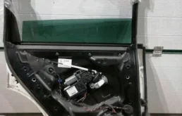 Дверь задняя левая для Volkswagen Touareg 2003 года на фотографиях