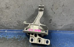 Подушка двигателя передняя правая верхняя для Skoda Octavia 2019 года на фотографиях