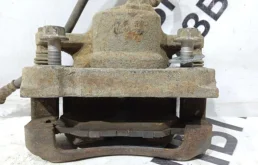 Суппорт передний левый для Lexus IS 2011 года на фотографиях