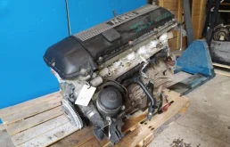 Двигатель без навесного для BMW 5er 2004 года на фотографиях