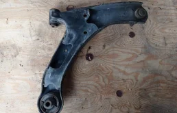 Рычаг передний левый верхний для Suzuki Grand Vitara 2006 года на фотографиях