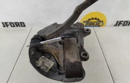 Кулак поворотный правый для Volvo XC90 2005 года на фотографиях