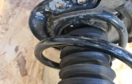 Амортизатор передний левый для Nissan Qashqai 2015 года на фотографиях