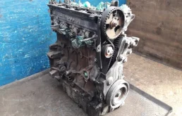 Двигатель без навесного для Ford Kuga 2012 года на фотографиях