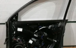 Дверь передняя правая для Volkswagen Touareg 2005 года на фотографиях