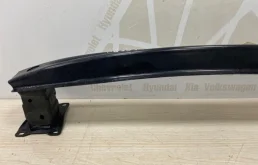 Усилитель заднего бампера для Skoda Octavia 2017 года на фотографиях