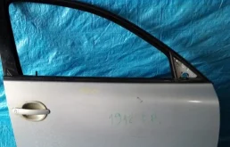 Дверь передняя правая для Volkswagen Passat 2003 года на фотографиях