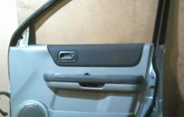 Дверь передняя правая для Nissan X-Trail 2001 года на фотографиях