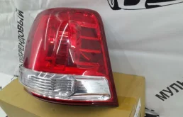 Фонарь правый для Toyota Land Cruiser 2008 года на фотографиях