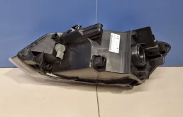 Фара правая для Volkswagen Polo 2011 года на фотографиях