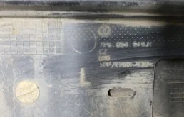 Накладка двери багажника для Volkswagen Touareg 2012 года на фотографиях