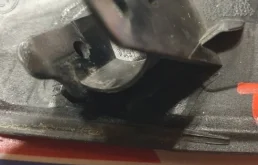 Крышка форсунки фароомывателя левая для Nissan X-Trail 2018 года на фотографиях